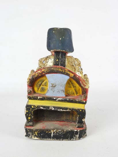 CHINE : Dignitaire. Sculpture en bois polychrome....