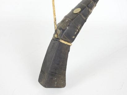 ARC en bois patiné noir. H. 104 cm.