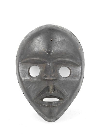 DAN, Côte d'Ivoire.
Bois dur, patine noire.
Masque...