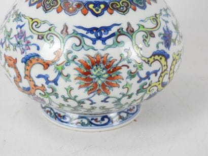 CHINE : Vase de forme balustre en porcelaine...