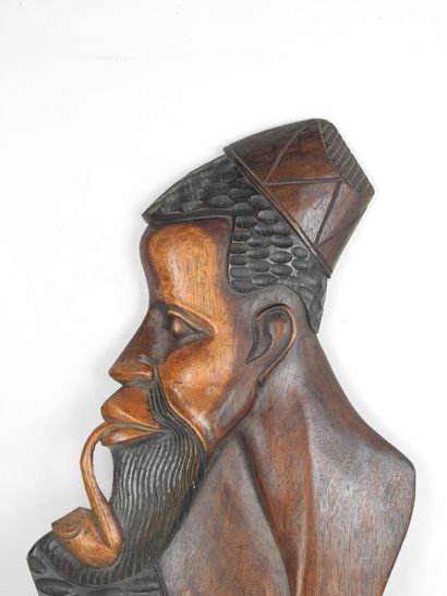 GABON. Profil d'un homme à la pipe. Bois...
