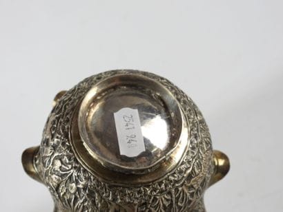 DEUX COUPELLES sur talon en métal repoussé...