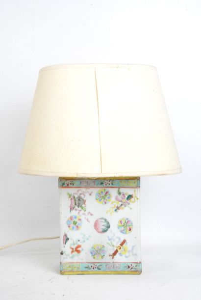 CHINE: Petite lampe rectangulaire en porcelaine...