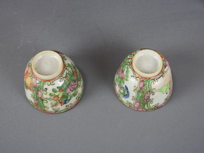 CANTON : Théière et deux sorbets en porcelaine...