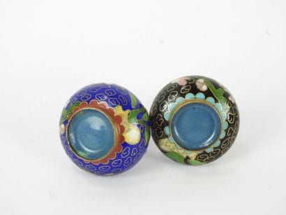 CHINE : Deux vases miniatures de forme balustre...