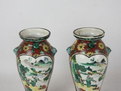 CHINE : Paire de vases en porcelaine à décor...
