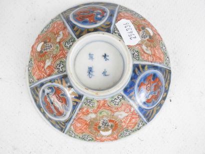 CHINE. Tasse couverte en porcelaine à décor...