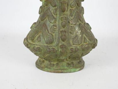 CHINE : Vase en bronze ciselé à décor géométrique...