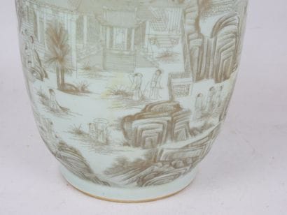CHINE : Vase lanterne en porcelaine céladon...
