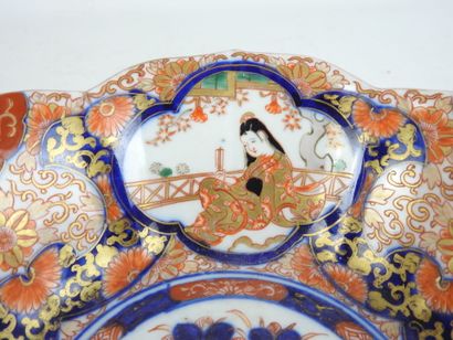 JAPON. Coupe en porcelaine IMARI en forme...