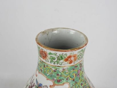 CHINE - Canton : Vase double gourde en porcelaine...