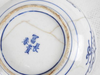 CHINE. Coupelle en porcelaine blanc bleu...