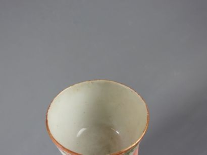 CANTON : Théière et deux sorbets en porcelaine...
