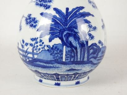 VASE de forme balustre en porcelaine blanc...