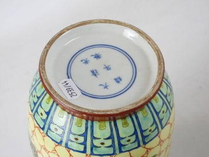 CHINE : Vase en porcelaine à décor en émaux...