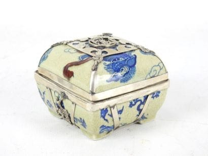CHINE : Boite de forme carrée en porcelaine...