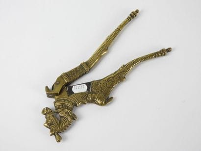 NEPAL : Ciseau à Bétel en bronze à décor...