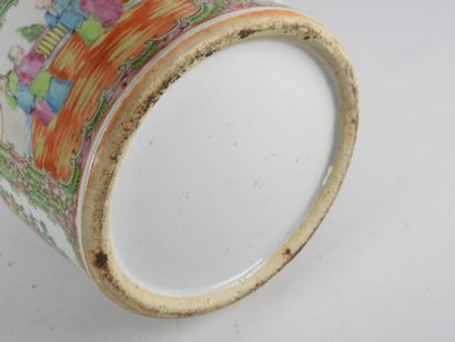 CANTON, CHINE : Vase balustre en porcelaine...