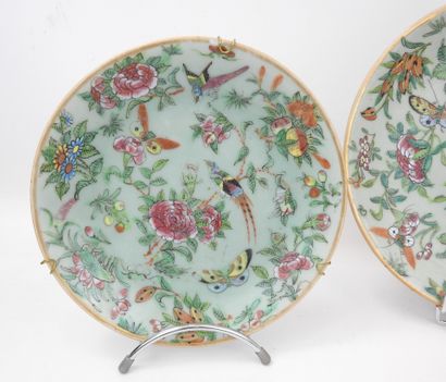 CHINE : Trois assiettes en porcelaine à décor...