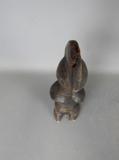 MUMUYE, Nigéria.
Bois dur, patine sombre.
Statue...