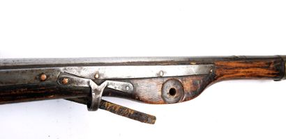 ARMES à FEU. Fusil tibétain à mèche, monture...
