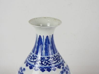 VASE de forme balustre en porcelaine blanc...