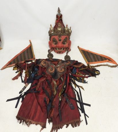 CHINE : Important masque en bois, perles,...