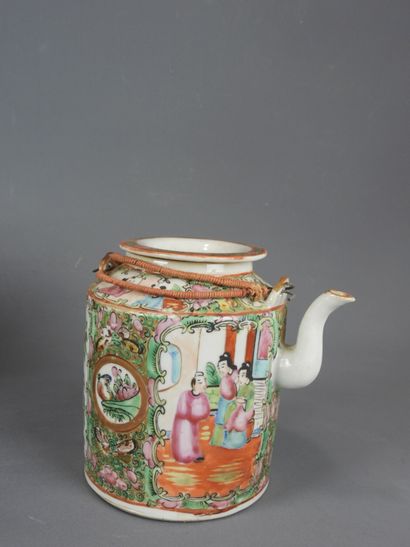CANTON : Théière et deux sorbets en porcelaine...