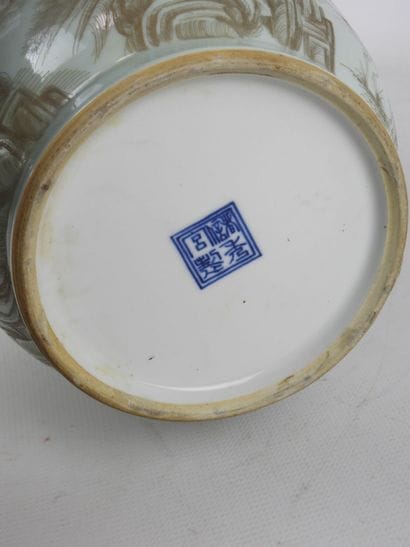 CHINE : Vase lanterne en porcelaine céladon...
