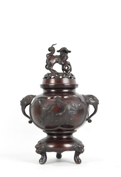 JAPON : Brule-parfum tripode en bronze à...