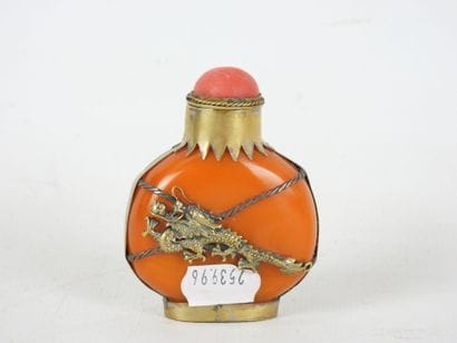 CHINE. Tabatière en pierre dure et corail....
