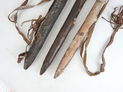 AFRIQUE : Trois carquois en cuir avec flèches...