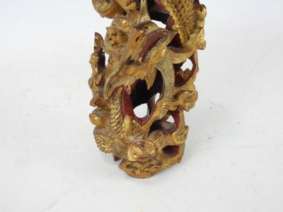 CHINE : ornement en bois sculpté doré à décor...