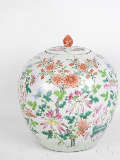 CHINE. Pot à gingembre en porcelaine à décor...