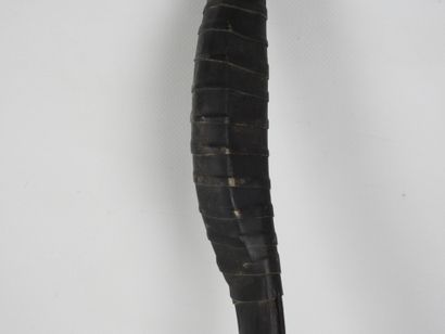 ARC en bois patiné noir. H. 104 cm.