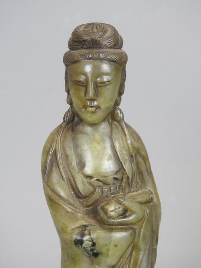China.
Subject depicting the goddess Guanyin...