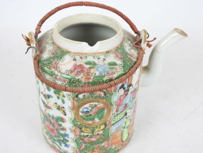 CHINA, Canton: Cylindrical porcelain teapot...