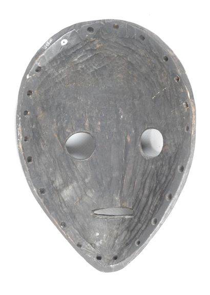DAN, Côte d'Ivoire.
Bois dur, patine noire.
Masque...
