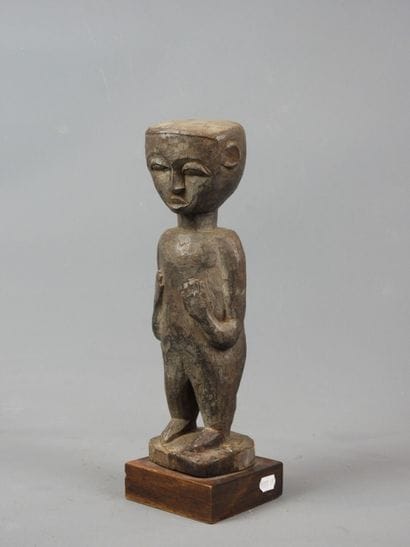 Statuette aux lignes stylisées, TANZANIE.
H....