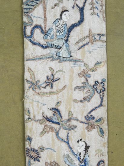 CHINE : Deux soies brodées à décor de personnages...