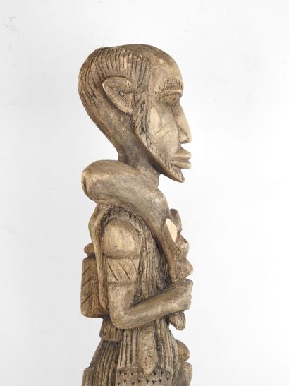 DOGON, Mali. Chasseur debout avec arc, dagues...