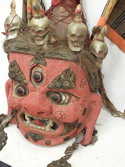 CHINE : Important masque en bois, perles,...