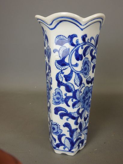 CHINA
Two porcelain vases decorated with...
