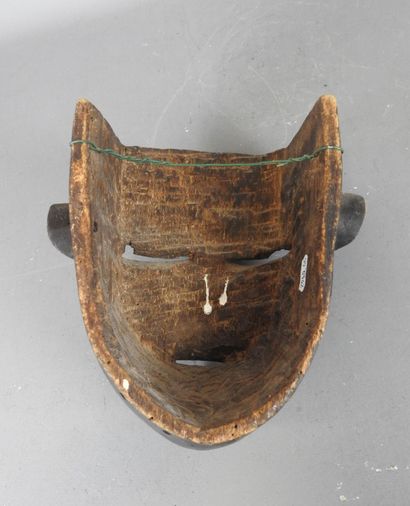Mask with smooth face in dark patina wood....