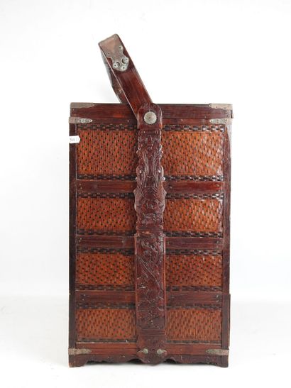 CHINE : Panier à piquenique en bois laqué...