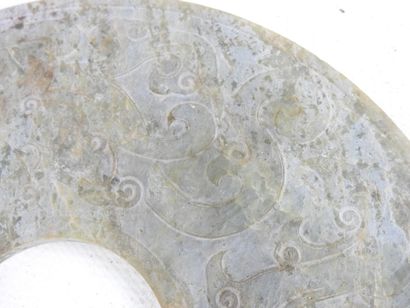 CHINE. Disque bi en pierre dure sculpté....