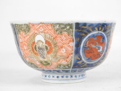 CHINE. Tasse couverte en porcelaine à décor...