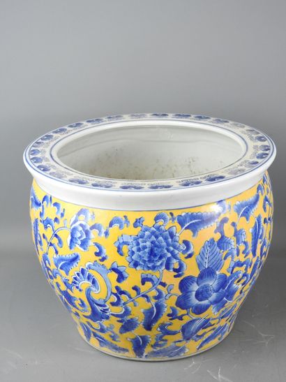 CHINE : Grand cache-pot en porcelaine à décor...