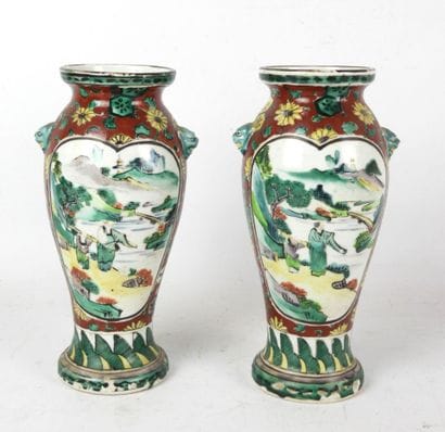 CHINE : Paire de vases en porcelaine à décor...
