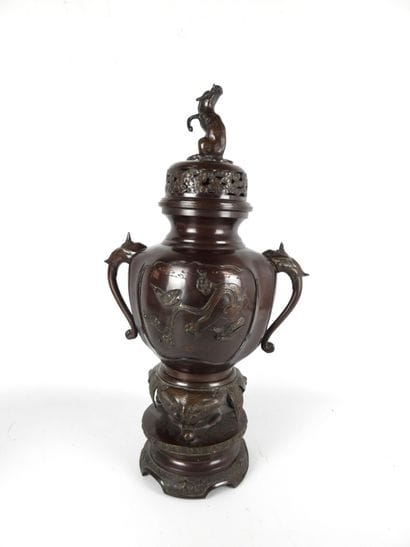CHINE : Important brûle-parfum en bronze...